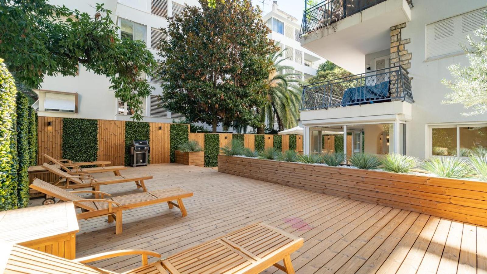 Cocoon In Martinez Cannes